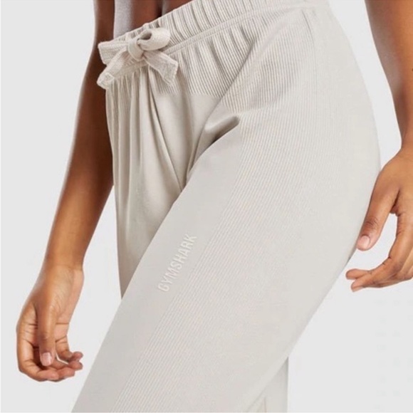 NWT Gymshark Pause Joggers in Pebble Gray Size XS - Picture 3 of 10